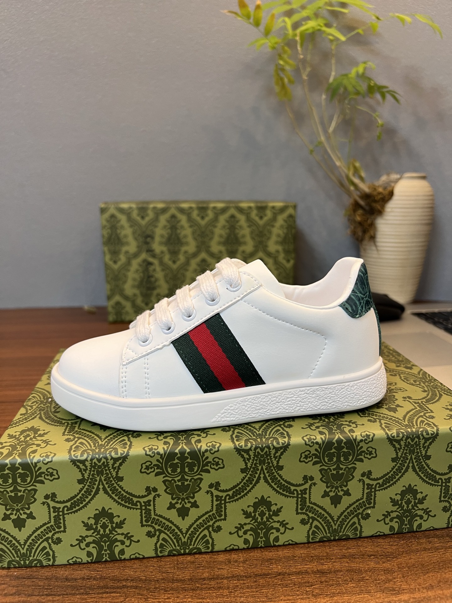 Children's shoes child